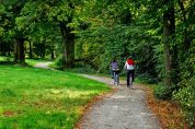 Percorso ciclabile sotto il Canto alto Ventisei chilometri tra verde e storia