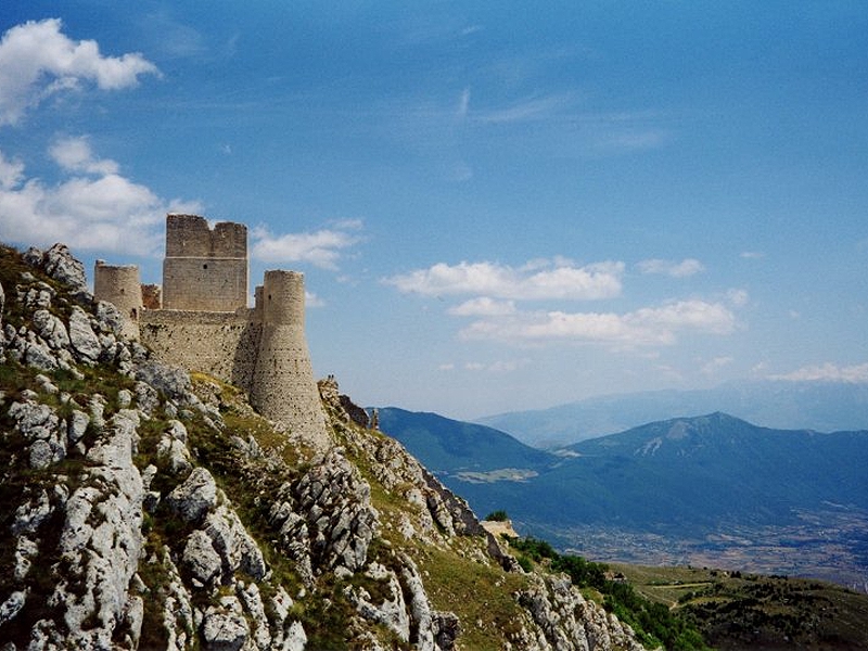 Veduta di Rocca Calascio con sullo sfondo, sulla destra la majella in lontananza