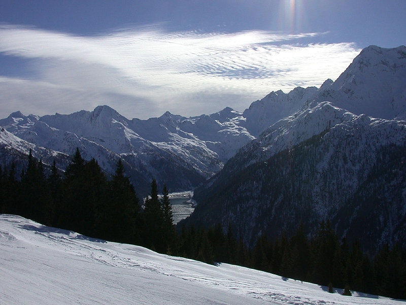 Testata della Val Belviso vista dalla pista Magnolta di Aprica con a destra il M. Torena (2911 m.) e al centro il Lago Belviso