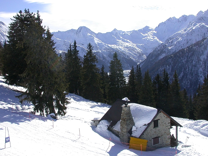 Val Belviso e Casa dei Guardiacaccia dalla pista Magnolta di Aprica