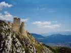 Veduta di Rocca Calascio con sullo sfondo, sulla destra la majella in lontananza