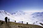 Alpinisti salgono verso il rifugio Duca degli Abruzzi, sullo sfondo Campo Imperatore
