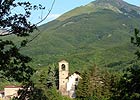 L'église de Cerreto Alpi, sur le fond mont Casarola (1 979 m)