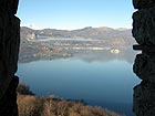 Riserva Torre Buccione - Il lago d'Orta visto da una fenditoia