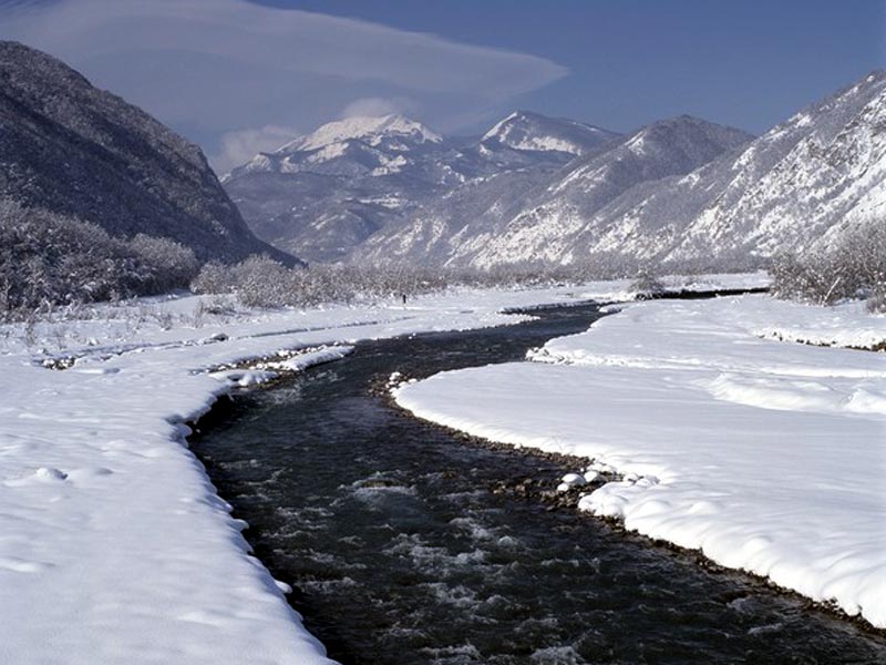 Fluss Secchia schneebedeckt