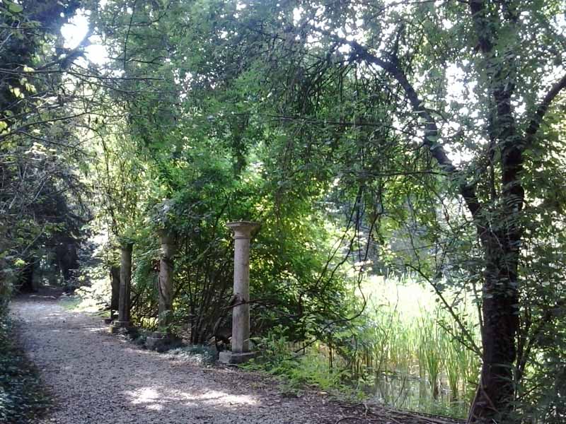 Uno scorcio del parco Bertone con il colonnato vicino al laghetto: una delle impronte del parco romantico da valorizzare