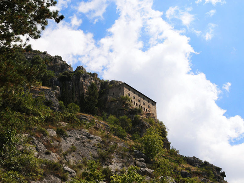 Hermitage de S. Onofrio al Morrone et temple italique Ercole Curino (Sulmona)